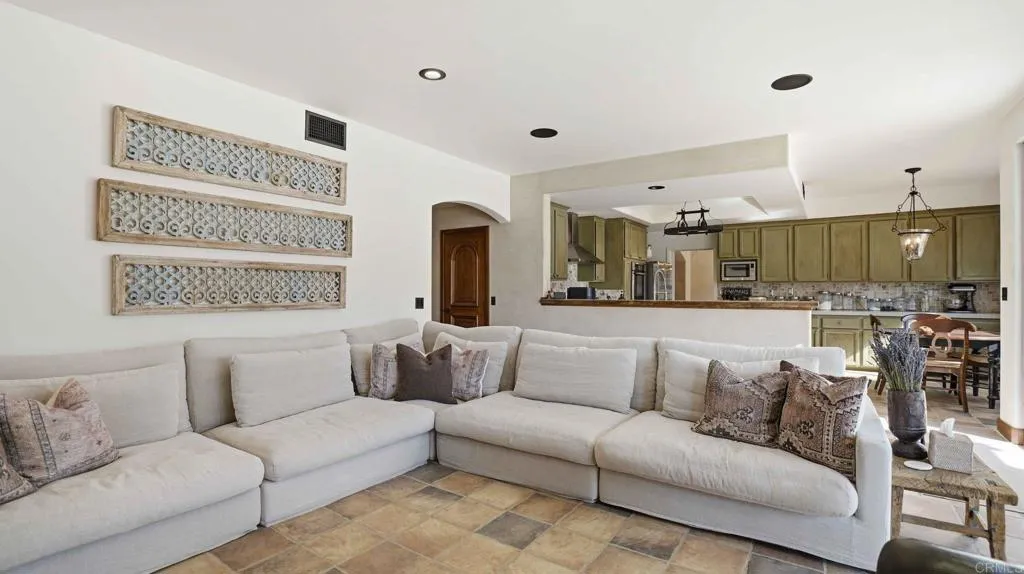 https://cdn.realtyfeed.com/cdn/127/306674969/598ee8da86bfb3695d833ab0331555c1.webp