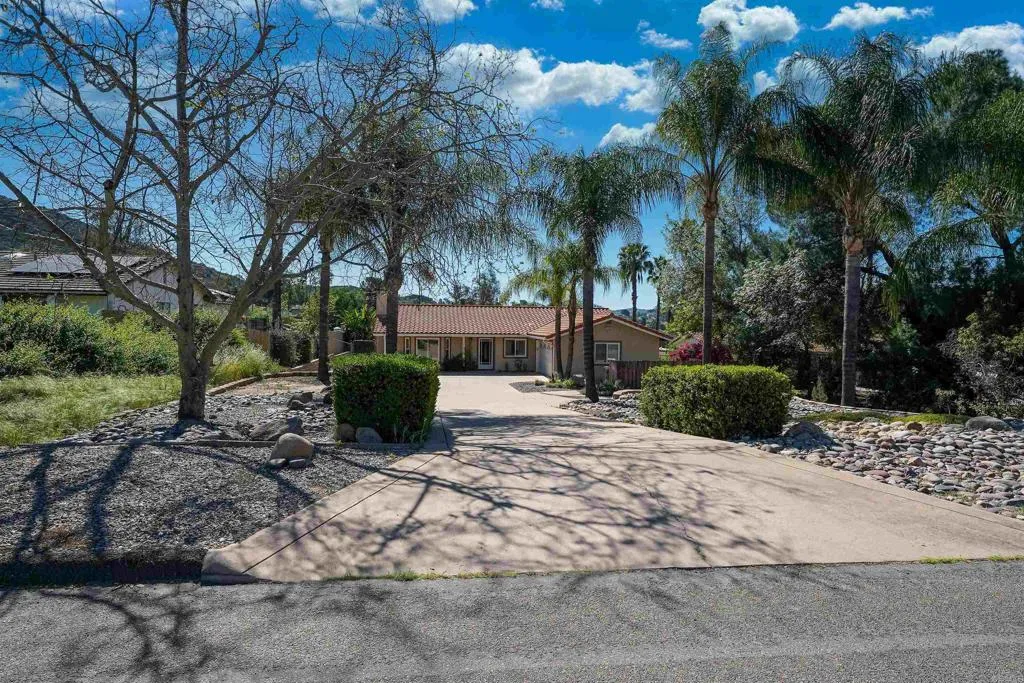 https://cdn.realtyfeed.com/cdn/127/306675195/1dc493623cf4a65e512af7e4f1255019.webp