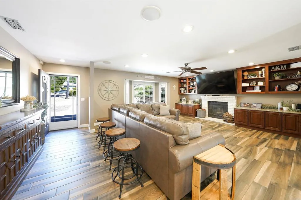 https://cdn.realtyfeed.com/cdn/127/306675195/44423953260413faf4ab72722dd77dca.webp
