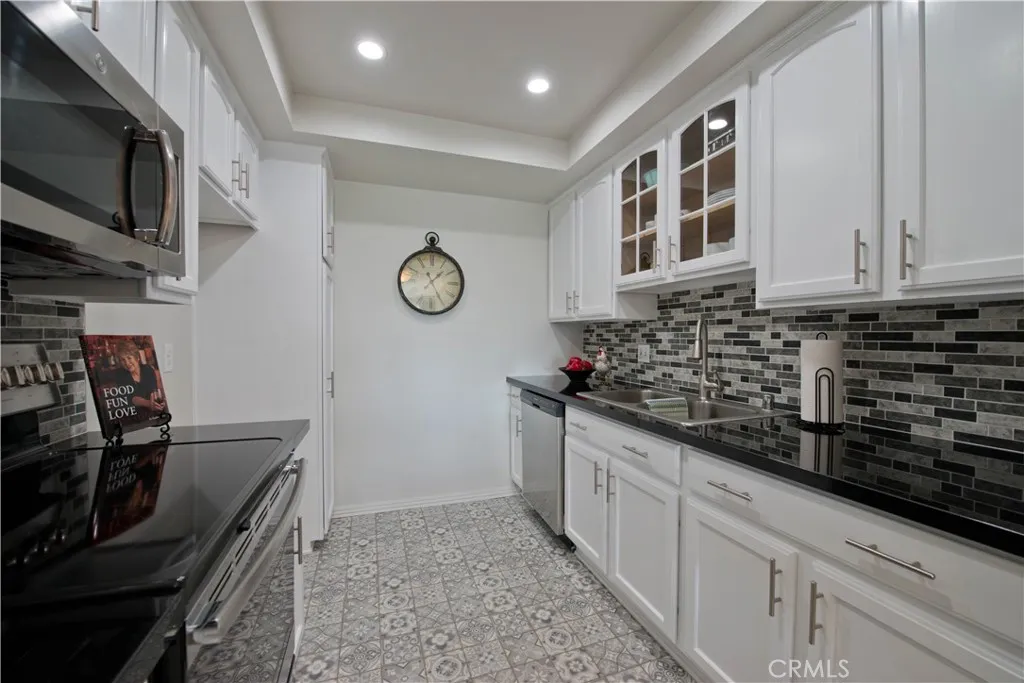 12830 Burbank Boulevard Unit 305, Valley Village, CA 91607 - Photo 5 of 20, Valley Village, CA