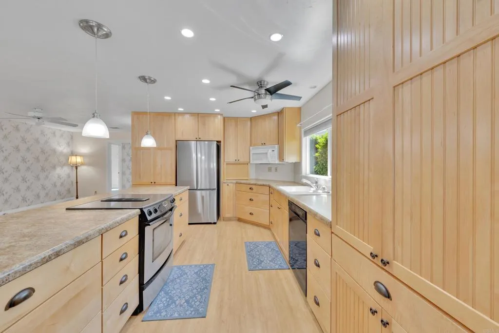 https://cdn.realtyfeed.com/cdn/127/306675618/8b22b96ca0f516949405e8972d2e7580.webp