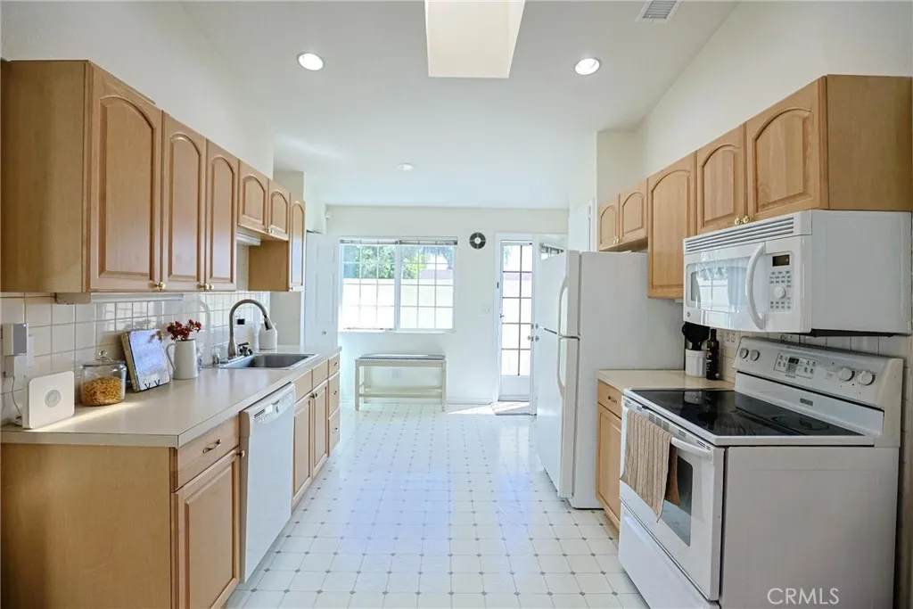 https://cdn.realtyfeed.com/cdn/127/306675698/1bfc9e6609f3e00975aeb5d227b60c77.webp