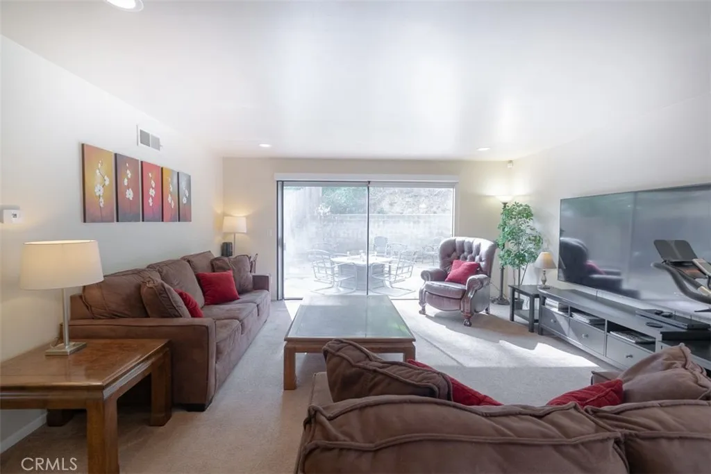 https://cdn.realtyfeed.com/cdn/127/306675839/1cbb86f9ce5cacdf43c897e7feb7f3bc.webp