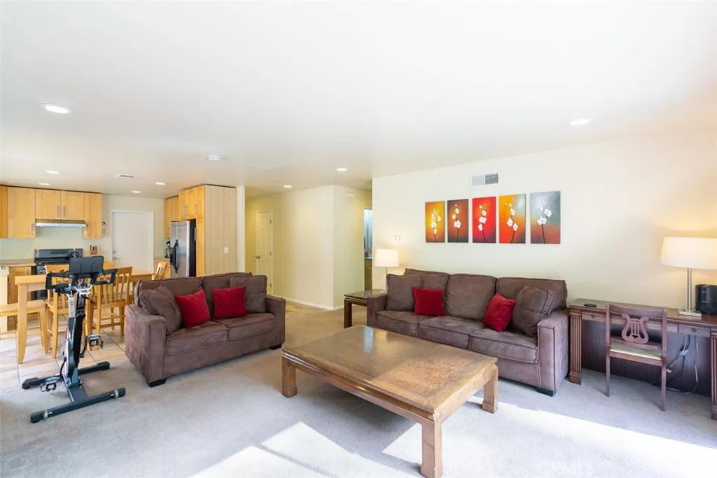 https://cdn.realtyfeed.com/cdn/127/306675839/9c30f15a52dbf808dd03d376ed7abe01.webp
