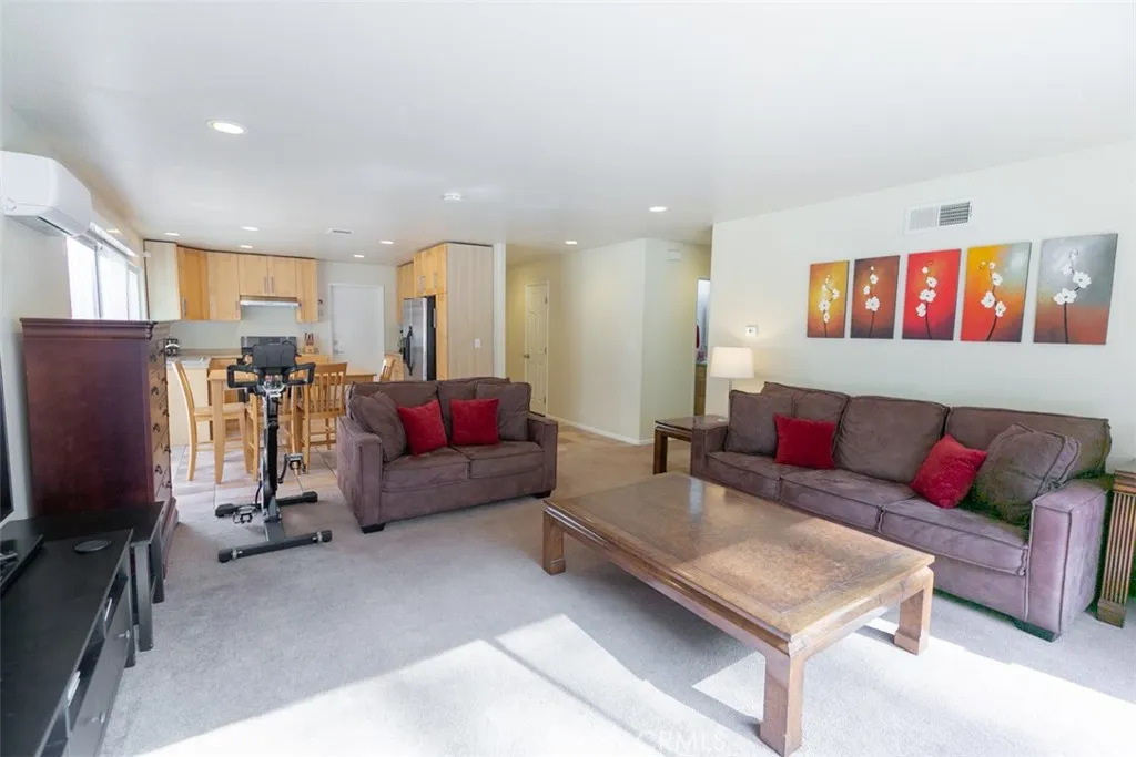 https://cdn.realtyfeed.com/cdn/127/306675839/9ec4de18e37fa4f4861a1a3420b41c48.webp