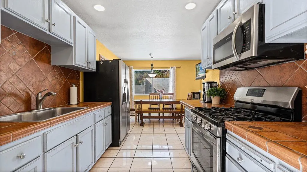 https://cdn.realtyfeed.com/cdn/127/306675987/e0332bf56da5caa48980d8875349526b.webp