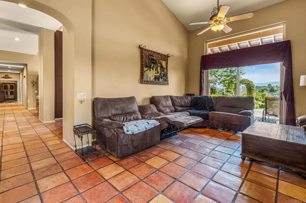 https://cdn.realtyfeed.com/cdn/127/306676035/0d32a8c64ecb6c12bfb5ef6a175c87c0.webp