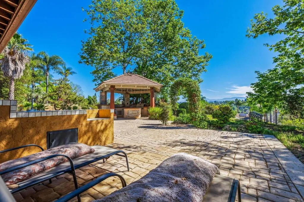 https://cdn.realtyfeed.com/cdn/127/306676035/1594f788b7678c755599792cf7cd8645.webp