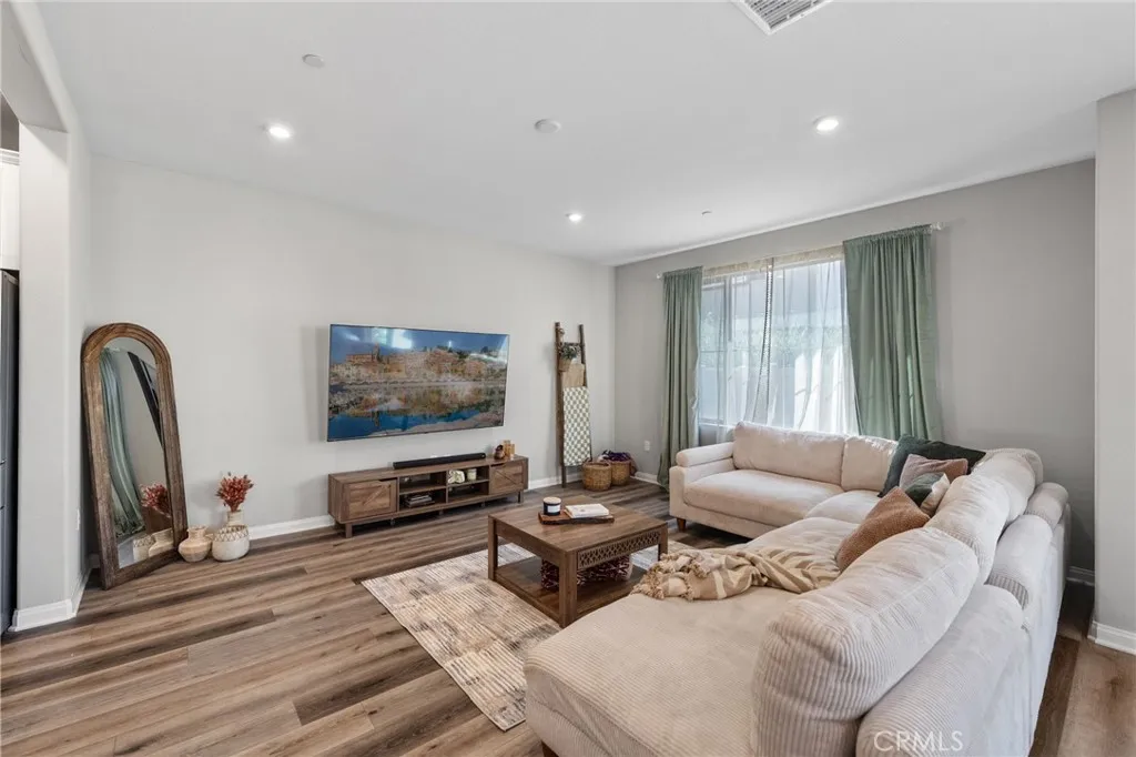 https://cdn.realtyfeed.com/cdn/127/306676447/73dcfa45b9637b1414d274fde076ee29.webp