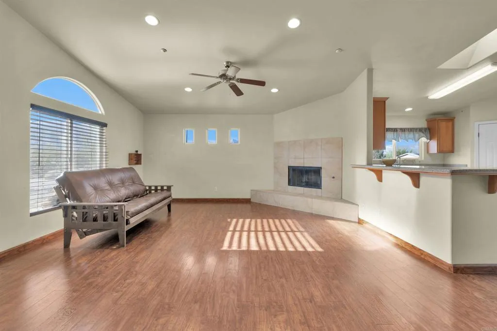 https://cdn.realtyfeed.com/cdn/127/306676965/8b0afd691956e6bf530ead55f74387cb.webp