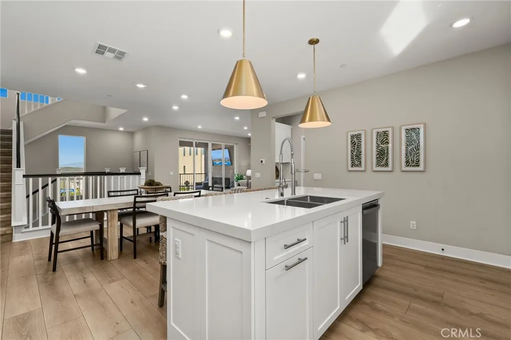 https://cdn.realtyfeed.com/cdn/127/306677070/2a718da56632a8323d8d0fa0f39862d7.webp