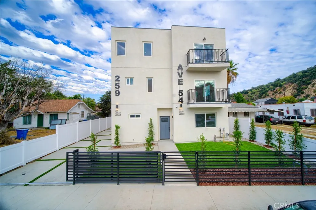 Los Angeles, CA 90042
