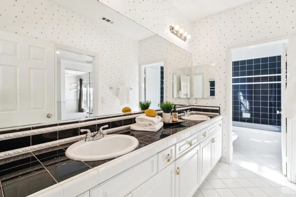https://cdn.realtyfeed.com/cdn/127/306677298/668fb9067bac8f38300f7eaa25dd0888.webp