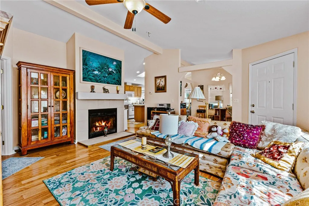 https://cdn.realtyfeed.com/cdn/127/306677473/725d93272771f2d61aac71cf80559a6c.webp