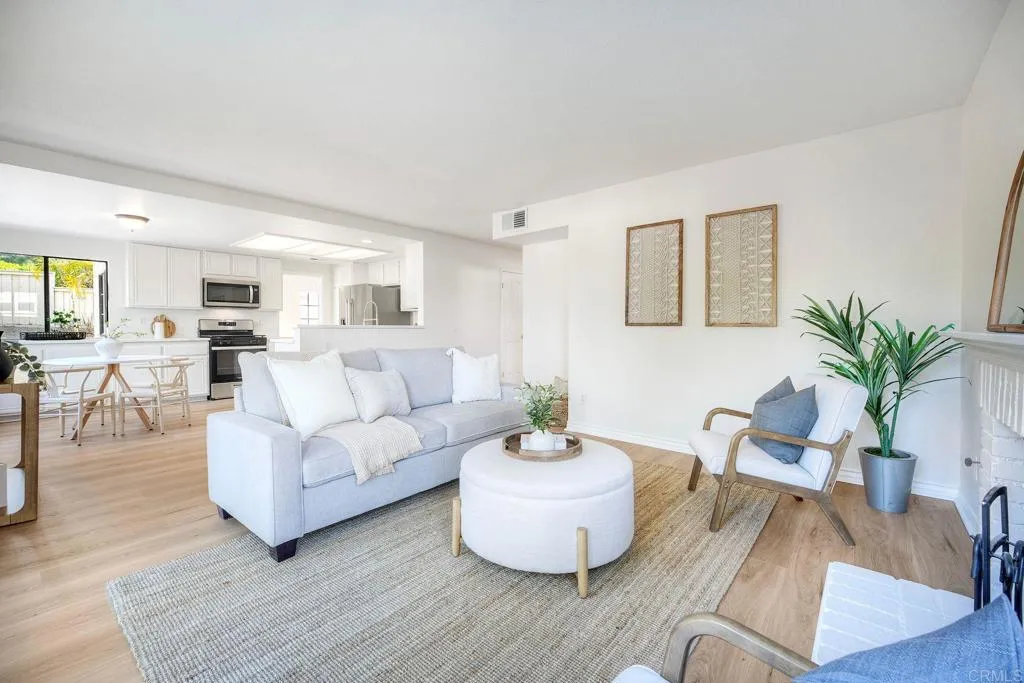 https://cdn.realtyfeed.com/cdn/127/306677519/27091a734951f325bb5f819bc7e3b776.webp