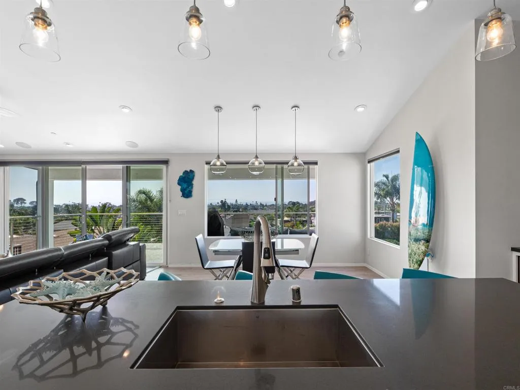https://cdn.realtyfeed.com/cdn/127/306677815/1e1add4008ec62700572291d35377ef2.webp