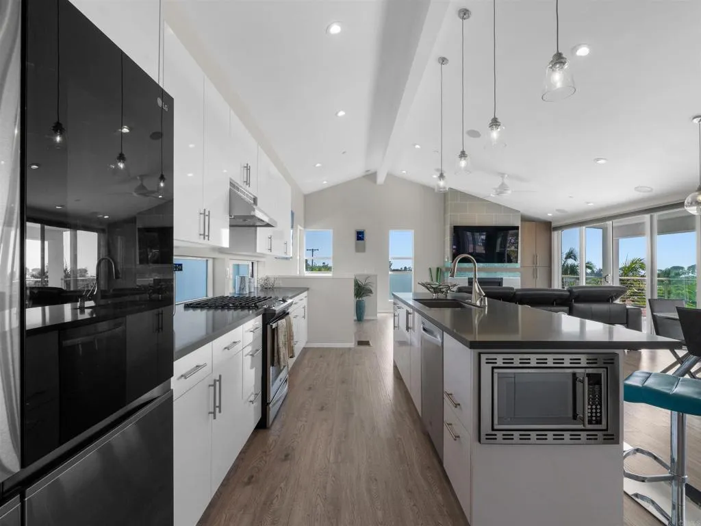 https://cdn.realtyfeed.com/cdn/127/306677815/d740b09e00f826170f51d1ea3c4d279e.webp