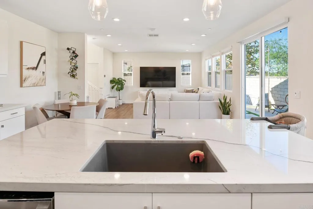 https://cdn.realtyfeed.com/cdn/127/306677817/cff7ac3b7f7a5c25eeab165560710935.webp