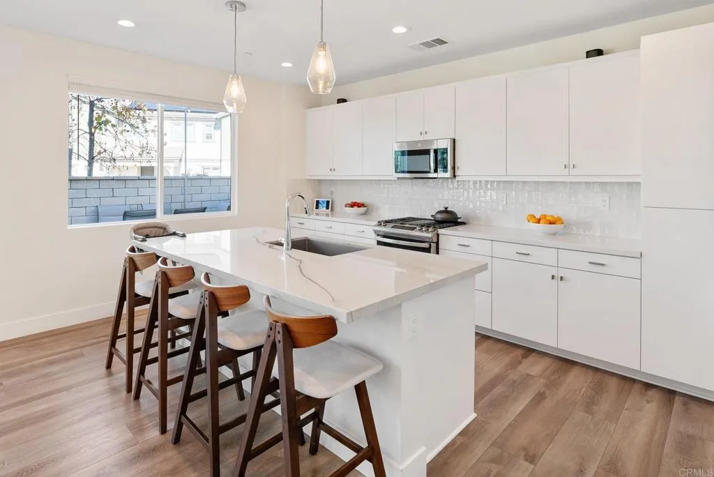 https://cdn.realtyfeed.com/cdn/127/306677817/ee85c69f1b665afdcebf4312a9edcada.webp