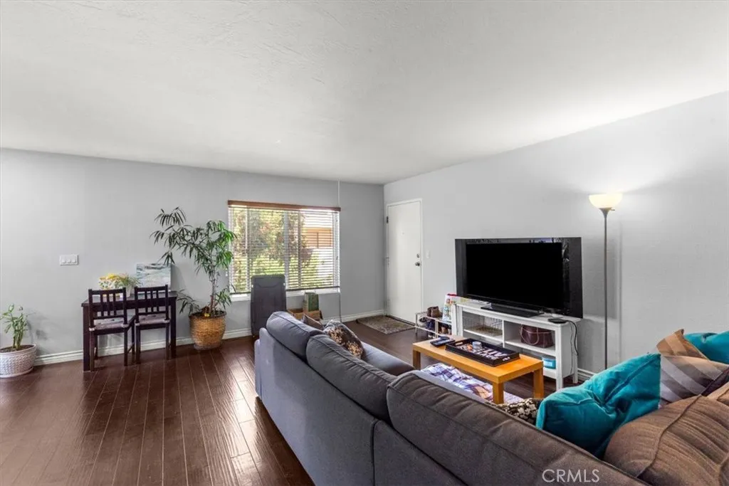 https://cdn.realtyfeed.com/cdn/127/306677971/9aebf918da877ea7eefb467122f7d0b7.webp