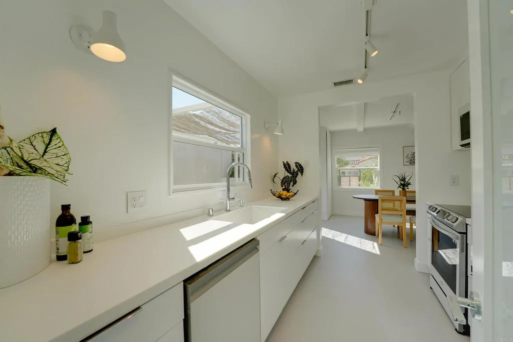 https://cdn.realtyfeed.com/cdn/127/306678294/0c7c2afbf41c30ad4cf339373028dd42.webp
