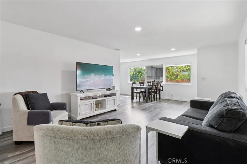 https://cdn.realtyfeed.com/cdn/127/306678869/15a174e96e511f6242690e2f3ab5bfea.webp