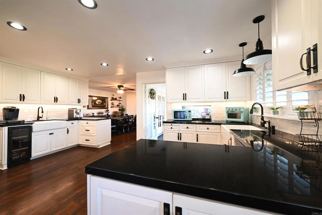 https://cdn.realtyfeed.com/cdn/127/306679059/7c660be47b834f8f4096aad057c82968.webp