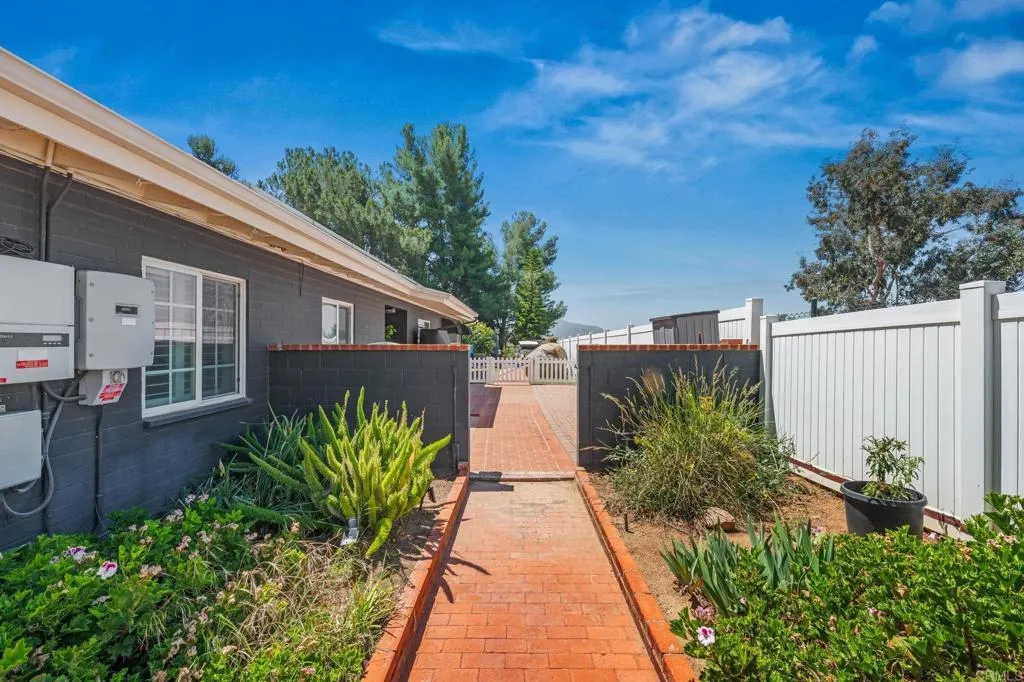 https://cdn.realtyfeed.com/cdn/127/306679059/b541c2dc677e3ba4e5eb1dba6d2eebca.webp