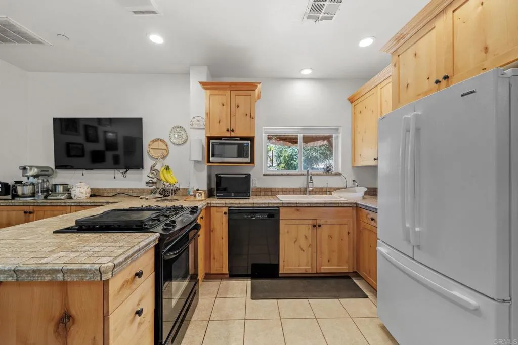 https://cdn.realtyfeed.com/cdn/127/306679185/71d1cff05317181789eaa21e63109019.webp