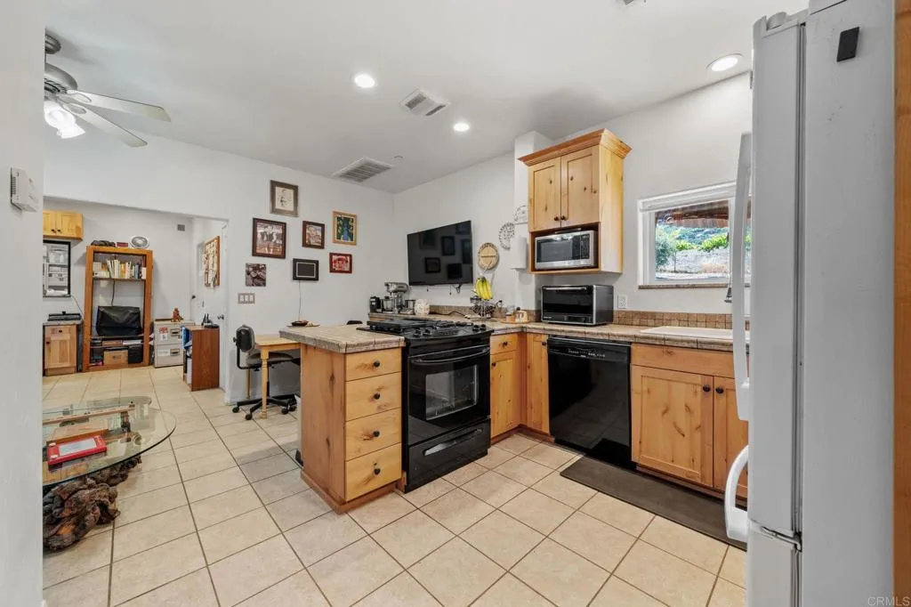 https://cdn.realtyfeed.com/cdn/127/306679185/afa25eccd2bf28944859e6d39004558d.webp