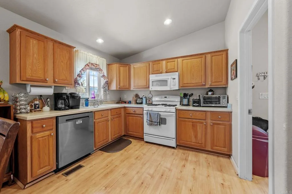 https://cdn.realtyfeed.com/cdn/127/306679185/e6d3af81555a81bb74649ed6dbb9c083.webp