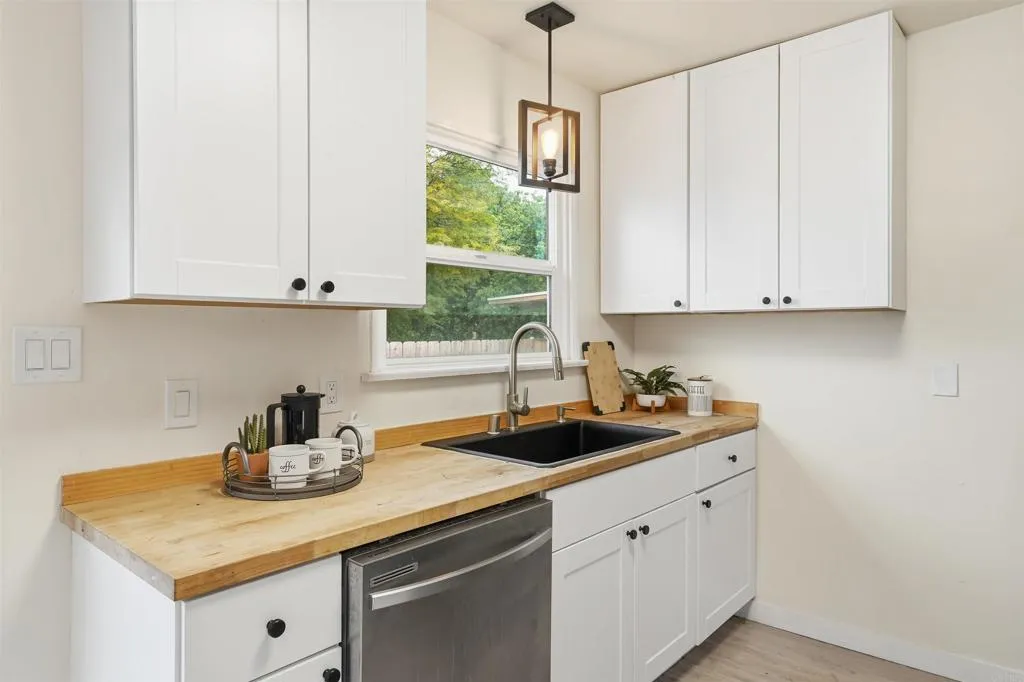 https://cdn.realtyfeed.com/cdn/127/306679305/2f10033f2b9c7f1b0504aa0a2bf5c2c3.webp