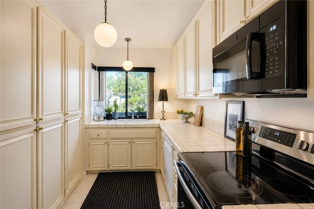 https://cdn.realtyfeed.com/cdn/127/306679839/9918985bec2ced645018a6bb1fb441d9.webp