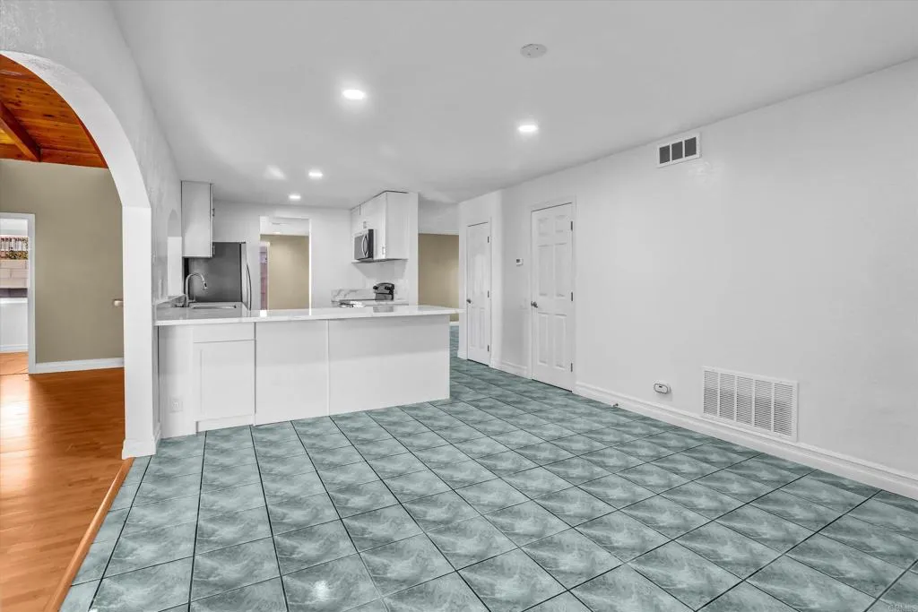 https://cdn.realtyfeed.com/cdn/127/306680464/0955257940a07de26053dafba7d278c8.webp