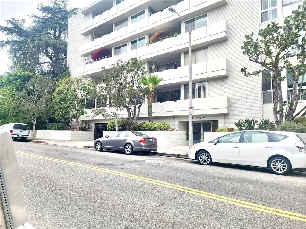 Los Angeles, CA 90046