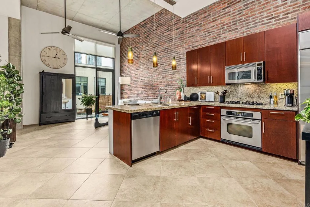 https://cdn.realtyfeed.com/cdn/127/306681284/fd7b5373c852edbbbf521b504c8d3821.webp