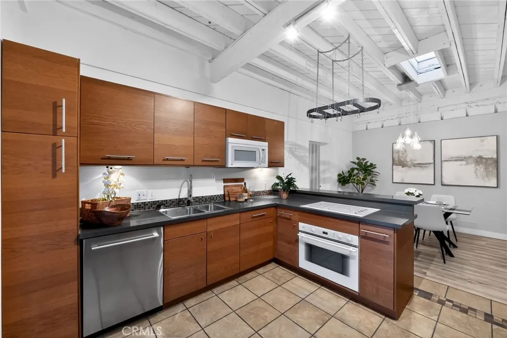 https://cdn.realtyfeed.com/cdn/127/306681497/793945da5e25f4be3500bfa0d711c950.webp