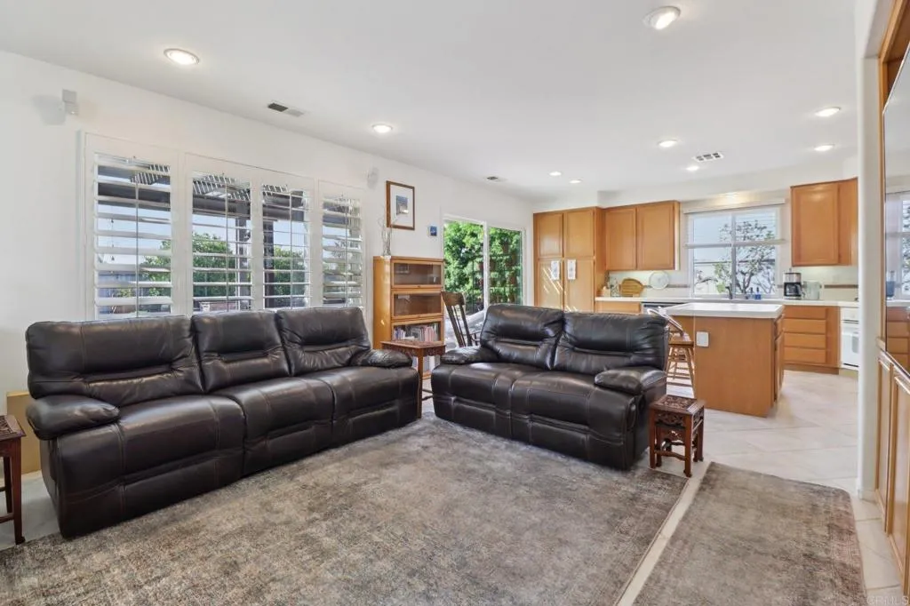 https://cdn.realtyfeed.com/cdn/127/306681769/772420b5260b9cd893e2e74557f82cb2.webp
