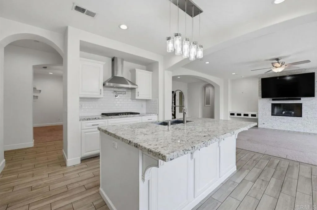 https://cdn.realtyfeed.com/cdn/127/306682373/08818961fa8d99617c23dc13565cb537.webp