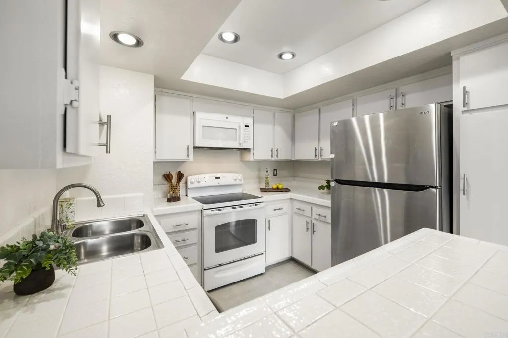 https://cdn.realtyfeed.com/cdn/127/306682403/7de7c5a2fc3922d0351a681f204d4424.webp