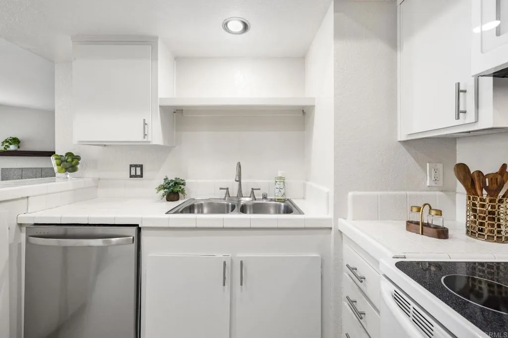 https://cdn.realtyfeed.com/cdn/127/306682403/922dd27a8b6e795a5224d4c621cd3499.webp