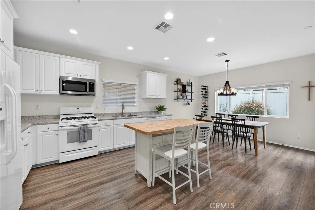 https://cdn.realtyfeed.com/cdn/127/306682795/1c889f5b64940e7e373518ebae66fd27.webp