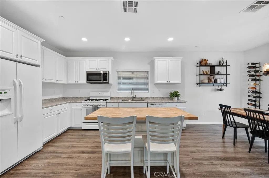 https://cdn.realtyfeed.com/cdn/127/306682795/2049e37210965e48341124bbe4a4f9b7.webp