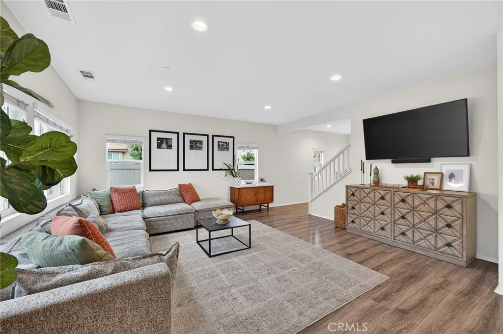 https://cdn.realtyfeed.com/cdn/127/306682795/51c300371a67f1de7edff7f4eb7774ab.webp