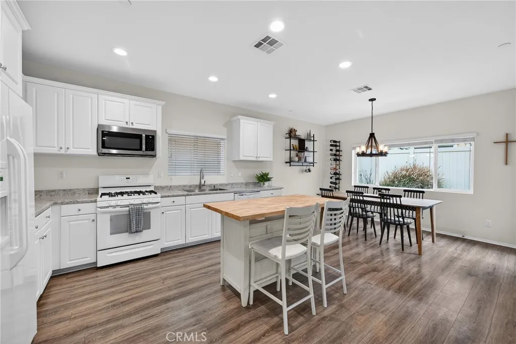 https://cdn.realtyfeed.com/cdn/127/306682795/ec5bd7b9b1a816e09e15d2999172cdc0.webp