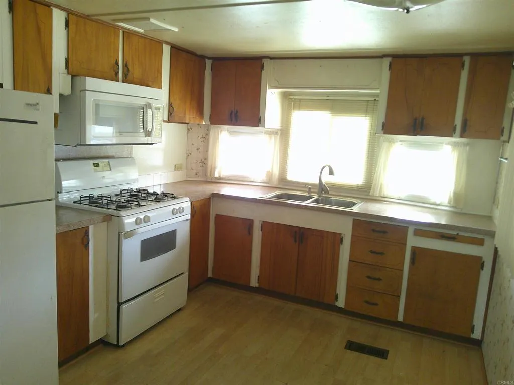 https://cdn.realtyfeed.com/cdn/127/306683105/552940190ee7e4eb16156f2bc24a58fa.webp