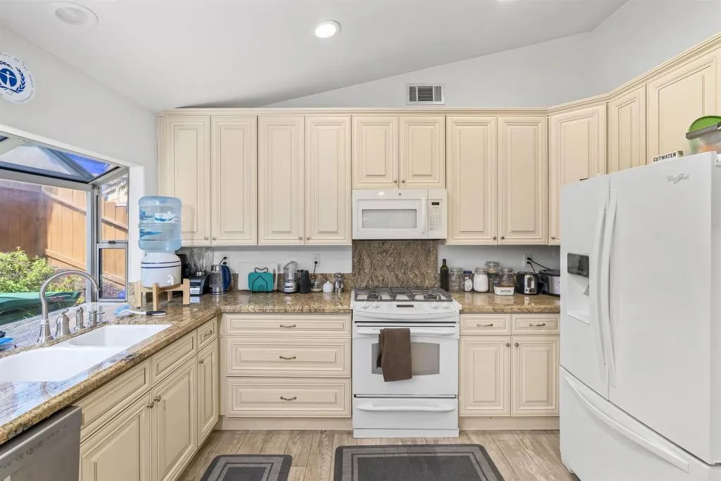 https://cdn.realtyfeed.com/cdn/127/306684127/130e37bdfaae49049de185d914871a74.webp