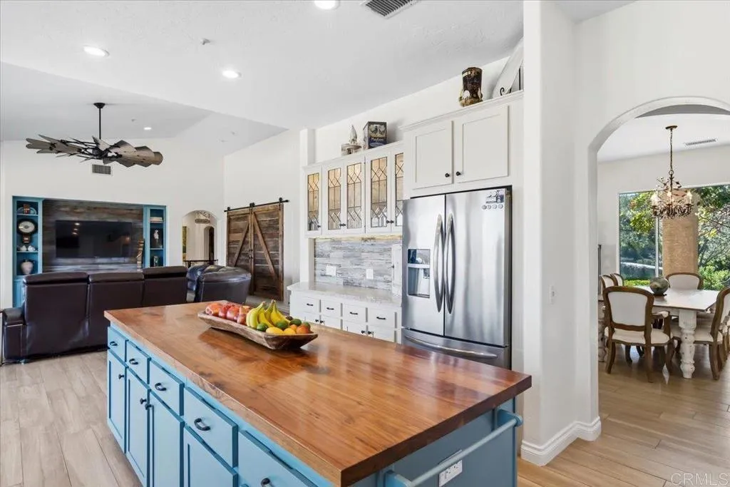 https://cdn.realtyfeed.com/cdn/127/306684223/5ca396d18a800f0ae968845d20290b23.webp