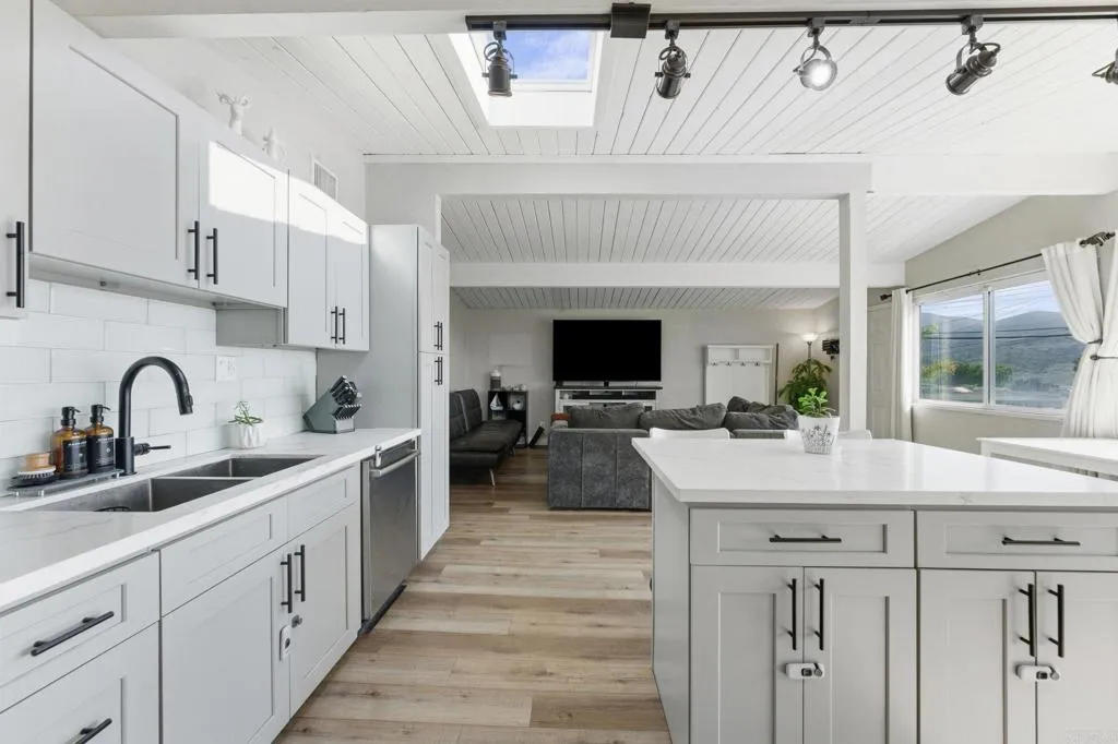 https://cdn.realtyfeed.com/cdn/127/306684325/7f63a269c1117920989cf91dac7709cb.webp
