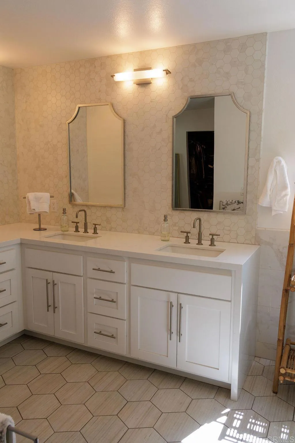 https://cdn.realtyfeed.com/cdn/127/306684367/59de27e80f5309b36788429ad41ccea1.webp